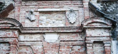 Stemmi della città sopra Porta Rugo