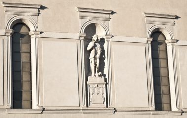 Statua di San Rocco sopra la Chiesa di San Rocco a Belluno